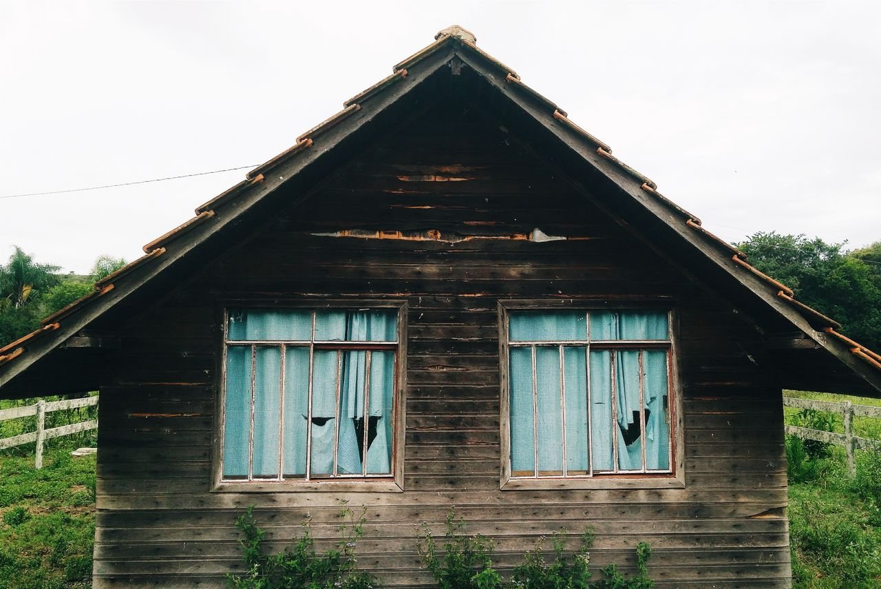 The Art of Drawing Readers In: Your attractive post title goes here Exterior of aged abandoned residential house with shabby windows and torn curtains located on overgrown ground in countryside